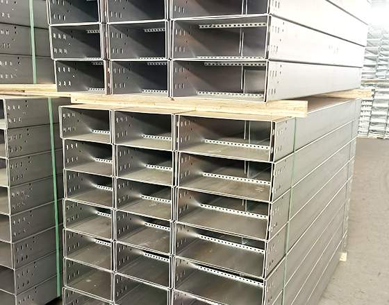 竖向桥架带隔板